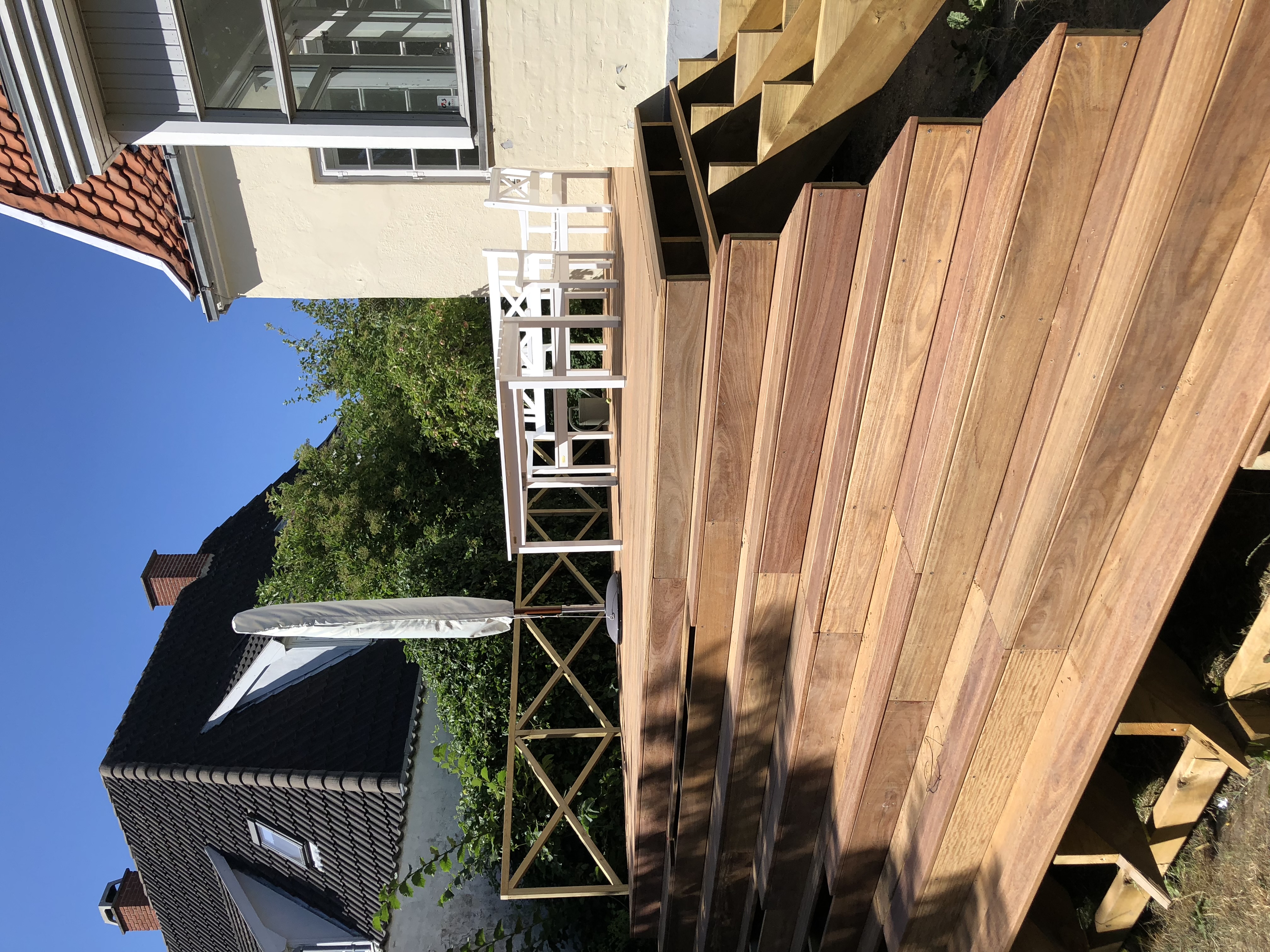 Skræddersyet træterrasse i hårdttræ